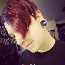 And with that black lip, she is totally killing it. 12 Unique Short Emo Hairstyles For Guys 2020 Women Fashion