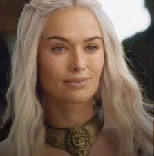 A look at Galadriel's throwing daggers, featured in Episode 4: Eldest,  painted by Jayne Gibson. #TheRingsOfPower