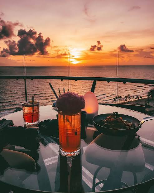 Café view biển buổi tối]