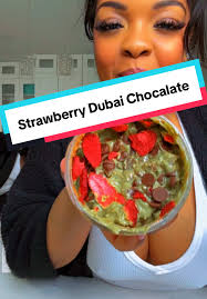 Dubai Cholcoate Pistachio Cups with Straweberries Mini