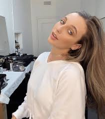 Emma Chamberlain Black And Blond Hair This Quiz Is Designed To Separate The Vsco Girls From The Regular Girls Emma Chamberlain Emma Chamberlain
