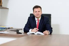 V polovině roku 2019 byl také zvolen místopředsedou hnutí ano. Radek Vondracek Czech Slovak Leaders