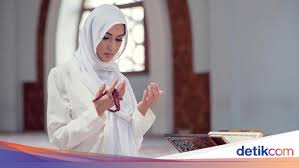 Bacaan doa agar panjang umur dan murah rezeki ketika ulang tahun atau di waktu yang lain, doa agar diberi umur yang panjang, rezeki islam memang tidak menganjurkan kita untuk merayakan ulang tahun, namun tidak ada salahnya mendoakan orang yang berulang tahun agar panjang umur. Ini Kumpulan Doa Untuk Kedua Orangtua