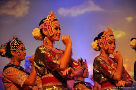 Igal igal dance is a popular bajau semporna dance and this one was recorded during the annual harvest festival celebration of the kadazandusunmurut held on 1. Legenda Arung Salamiah Kisah Cinta Klasik Dari Pulau Boheydulang Sentiasa Panas