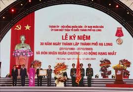 Thành phố Hạ Long đón nhận Huân chương Lao động Hạng nhất