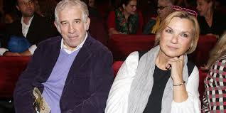 Ο χαμογελαστός κωμικός πέτρος φιλιππίδης έχει χάσει πια το γέλιο του, βρίσκεται σε άσχημη ψυχολογική κατάσταση και περιμένει την κλήση της δικαιοσύνης, ετοιμάζοντας. Petros Filippidhs H Syzygos Toy Mpainei Aspida Ti Kate8ese H Elpida Ninoy Gia Tis Kataggelies Enantion Toy Ellada Iefimerida Gr