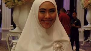 Sa negosyong pangkasal na ito, nagtatanghal si oki ng isang matikas at eleganteng koleksyon ng fashion. Di Australia Oki Setiana Bahas Soal Dakwah