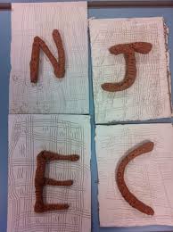 Argile Avec Les Moyens Sur Acces Puis Fond A La Gouache Sur Carton Et Traces A La Fourchette Avec Les Petits Sons Initiaux Initiales Lettres Alphabet