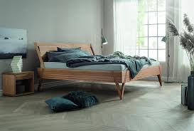 Schlichte eleganz und beruhigende natürlichkeit zeichnen ihr design aus. Dormiente Massivholz Bett