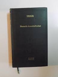 Este o povestire istorica, o ancheta pentru gasirea criminalului (mister al crimei) avand ca decor o manastire italiana din anul 1327, un mister intelectual care combina elemente de semiotica. Numele Trandafirului De Umberto Eco 2010 Minima Uzura
