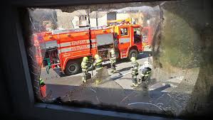 Policie na twitteru uvedla, že masivnímu požáru předcházela exploze. Pozar Casti Skoly Od Horiciho Kontejneru Na Odpadky Likvidovalo V Petrvaldu Sest Jednotek Pozary Cz Ohnisko Zhavych Zprav Hasici Aktualne