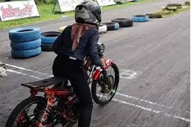 Erek erek pembalap motor.sejak dulu bermimpi erek erek rantai motor putus akan selalu dikaitkan dengan dunia supranatural. 65 Gambar Motor Drag Dan Kata Kata Terbaik Gambar Pixabay