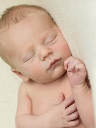 I FINALLY managed to pick my favourites from Freddie's newborn shoot 😅 so  hard to choose when you baby is just so goddam cute ☺️ Would highly  recommend @bexboaterphotography for anyone wanting