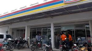 Dengan garis sebanyak itu maka indomaret sudah menyerap tenaga kerja bahkan hingga 121 ribu orang. Karyawan Indomaret Diancam Golok Surya