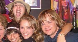 Doch wenn es dunkel wird, verwandelt sie sich in einen berühmten popstar. Hannah Montana So Sieht Mileys Serien Bruder Jackson Alias Jas
