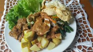 Dalam satu bungkus lontong isi sayuran dengan berat sekitar 100 gram mengandung 139 kkal, 2,9 gram protein, 4,2 gram lemak dan 23 gram karbohidrat. Daftar Jumlah Kalori 10 Makanan Favorit Di Indonesia Kalau Lagi Diet Cek Dulu Sebelum Santap