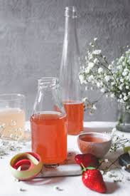 Sirop Maison A La Fraise Et A La Rhubarbe Royal Chill Blog Cuisine Voyage Et Photographie Recette En 2020 Sirop Maison Sirop Rhubarbe