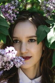 Una donna con un fiore in bocca foto