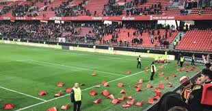 Alors que valenciennes était dominé, lens est désormais mené et en. Valenciennes Lens Vaincus Des Supporters Lensois Jettent Leurs Sieges Sur La Pelouse Le Huffpost