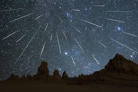 Un fabricante de ataúdes en indonesia se convirtió en millonario gracias a un extraño suceso en el que un meteorito de un valor aproximado de $1,4 millones se estrelló contra el techo de su casa. La Lluvia De Meteoritos Arietid Visible En Indonesia Prensa Latina