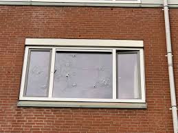 In de bijlmer werd hij op de kleefkruidstraat door agenten uit zijn. Twee Verdachten Aangehouden Voor Schietpartij Amsterdamse Rapper Binnenland Ad Nl