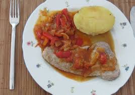Schweinsschnitzel Mit Letscho Und Heurige Kartoffeln Rezept Rezept Einfache Gerichte Lebensmittel Essen Schnitzel