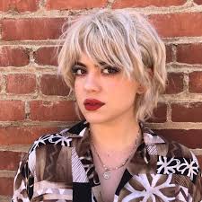 Frauen Platinum Kurze Shaggy Bob Mit Messy Wellige Struktur Und Fringe Bangs Kurze Frisur In 2020 Shaggy Short Hair Messy Short Hair Short Bob Hairstyles