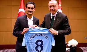 Mesut özil'in alman milli takımını bırakması hakkındaysa erdoğan, mesut özil'in tavrı yerli ve milli bir davranış, fotoğrafı hazmedemiyorlar. Ozil And Gundogan S Erdogan Picture Causes Anger In Germany Germany The Guardian