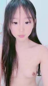 ❤❤纯欲系美少女，贫乳大长腿，短裙丁字裤，扭腰摆臀，掰穴假吊抽插，特写屁股骑坐，表情一脸淫骚|