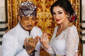 Hal itu akibat cuitannya yang mengatakan sudah menyerah menasehati suaminya jerinx sid dan nora alexandra (sumber: Nora Alexandria Unggah Foto Mirip Jerinx Sid Berpeci Pegang Kitab Di Instagram Fakta Id