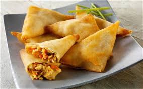 Samoosas Sind Frittierte Teigtaschen Die Eigentlich Aus Indien Kommen Aber Auch In Sudafrika Zu Jedermanns Liebli Sudafrikanische Rezepte Rezepte Teigtaschen