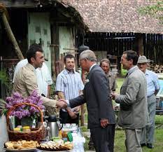 Prinţul charles nu se mai satură de românia. Prince Charles Met With Villagers In Valea Zalanului