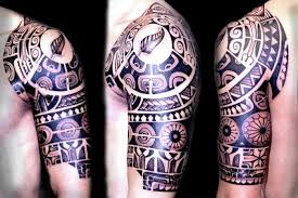 Maori tattoos sind sehr komplexe motive, die von uralten kulturen und traditionen entstanden sind und wachsender beliebtheit erfreuen. 49 Maori Tattoo Ideen Die Wichtigsten Symbole Und Ihre Bedeutung