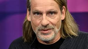 Wie aus der Professorin Karin Stüber eine Autohändlerin wurde