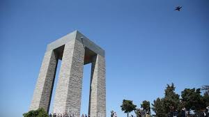 Anıtın 4 ayağından denize bakan 2 tanesinde deniz savaşlarını, diğer karaya bakan ayaklarda da kara savaşlarını anlatan kabartmalar var. Canakkale Sehitleri Abidesi Hangi Tarihte Ziyarete Acildi Son Dakika Haberleri