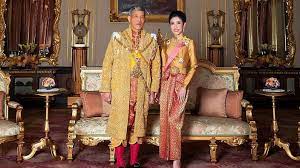 In einer feierlichen zeremonie setzte sich könig maha vajiralongkorn am samstag im großen palast von bangkok die krone auf. Thailand Konig Rama X Begnadigt Seine Geliebte Panorama Sz De