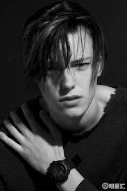 90年出生的瑞典女模#Erika Linder#，被不少人认为很像年轻时的#莱昂纳多#，超高颜值加上酷帅的造型，不少女网友都被帅到。