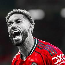 Which two Manchester United legends should be brought back to fix the  current team?