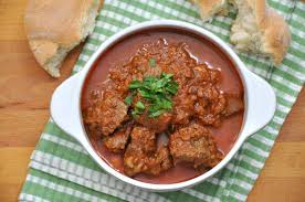 Il gulash è uno spezzatino molto aromatico e servito denso e caldo tipico dell'ungheria e, anche se laborioso, facile home > ricette > secondi > il gulash ungherese, la ricetta originale e tradizionale. Gulash Ungherese La Ricetta Originale Davvero Delizioso