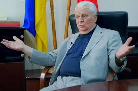 10 январи соли 1934 дар деҳаи великий житин дар наздикии ровно дар оилаи деҳқон таваллуд шудааст. Kravchuk Pogodivsya Ocholiti Ukrayinsku Delegaciyu U Peregovorah Po Donbasu Glavkom
