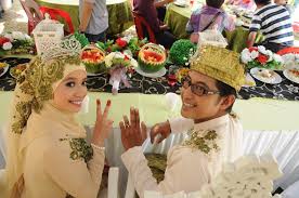 Tidak kurangnya juga dengan penataan meja makan beradab yang sering menjadi pusat perhatian. Pin On Muslim Wedding