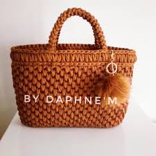 Penye Ipten Taba Rengi El Orgusu Canta Ayni Renk Ponpon Aksesuari Ile Tamamlandi Penye Iplerle Orulerek Yapilan Canta Clutch Cuzdan Ve P Canta Tabata Cuzdan