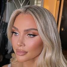 Ashleigh Murphy's Instagram, Twitter & Facebook