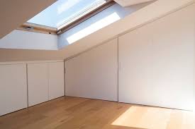 L'armadio è composto da 3 moduli in larghezza ed è inclinato in profondità, il modulo di sinistra è composto da asta appendiabiti, portagrucce e ripiani, quello centrale da vano a giorno per. Armadi Per Mansarde Armadi Su Misura