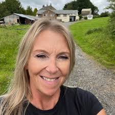 A walk around Mwyndy (near Groesfaen/ Llantrisant), a scruffy post  industrial area that's been reclaimed by nature, with a couple of flooded  old quarries forming nice fishing lakes. Some new developments (for