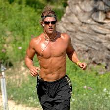 Matthew mcconaughey had a reunion with his 'aussie dad' on 2dayfm's rove & sam on monday during the 1997 mtv movie awards, a young matthew mcconaughey won best breakthrough performance for. Gq Fitness Rules Of Shirtless Running Gq