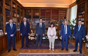 Η κατερίνα σακελλαροπούλου στις 17 μαρτίου στην αρεόπολη. Me Thn Katerina Sakellaropoyloy Synanth8hkan Ta Melh Toy Ds Ths Kede Aftodioikisi Gr