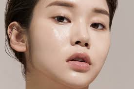 Banyak orang berusaha keras untuk memperoleh kulit wajah yang mulus dan cerah. 5 Tahapan Skincare Korea Buat Remaja Biar Kulit Cerah Glowing Alami Semua Halaman Cewekbanget