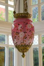 Hun er lykkelig, men når hun oppdager farens spesielle interesse for kitty, blir hun både sint og skuffet. Dette Kalles Maneskinnslampe Og Er Egentlig Laget For Parafinlampe Eller Lignende Sinnrik Heisemekanism Antique Lamp Shades Antique Lighting Beautiful Lamp