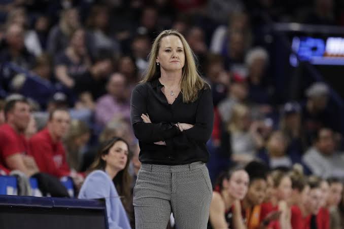 Head coach Lynn Roberts faces a highly uncertain future with the Sparks, do AI tạo